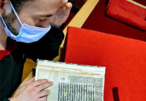Daniele Cuneo, masked, with an annotated copy of an 11th-century Sanskrit text by Kṣemarāja, at the Bibliothèque nationale de France
